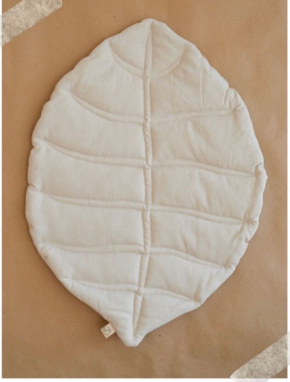 Tapete hecho de lino en forma de hoja