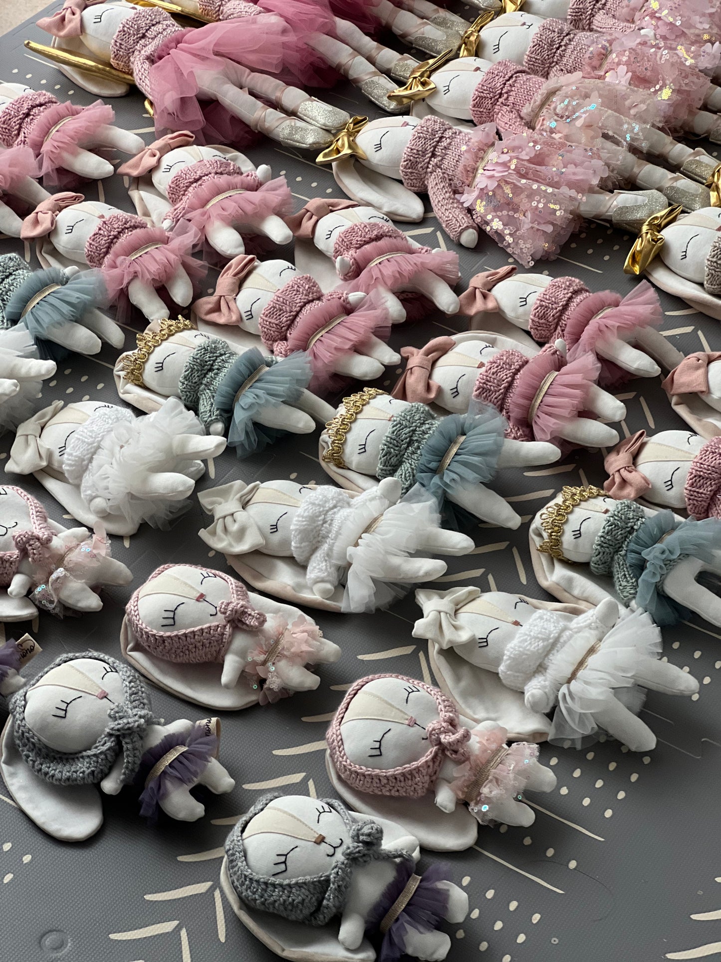 Sonaja conejita con gorro en tonos gris morado (15 cm)