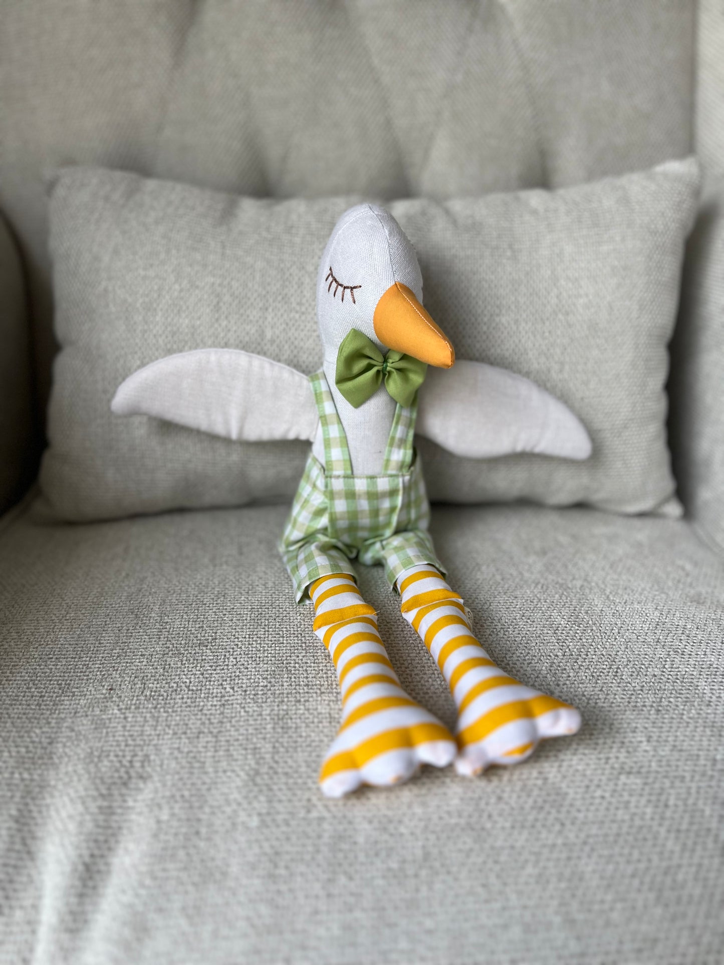 Patito de tela con overall de cuadros verdes