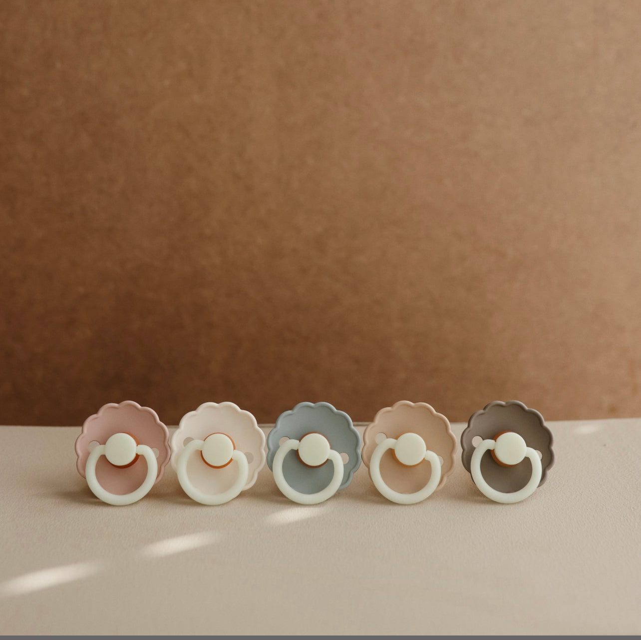 Par de chupones Frigg Daisy silicón (Obscuridad) ( French gray / Crosissant)