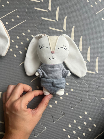 Sonaja de conejo bebé pañalero gris (15 cm)