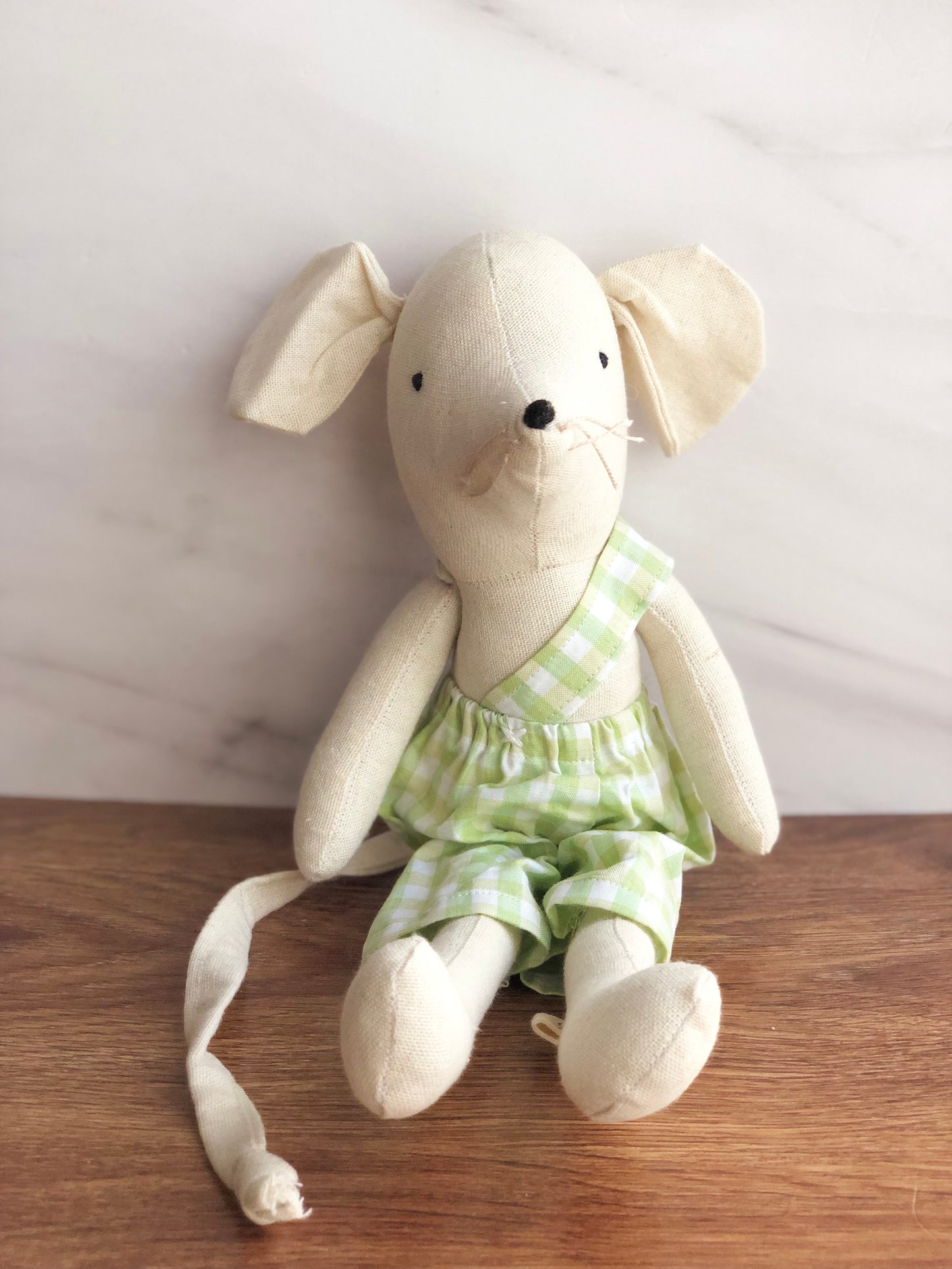 Ratoncito de tela con overall de cuadros verde