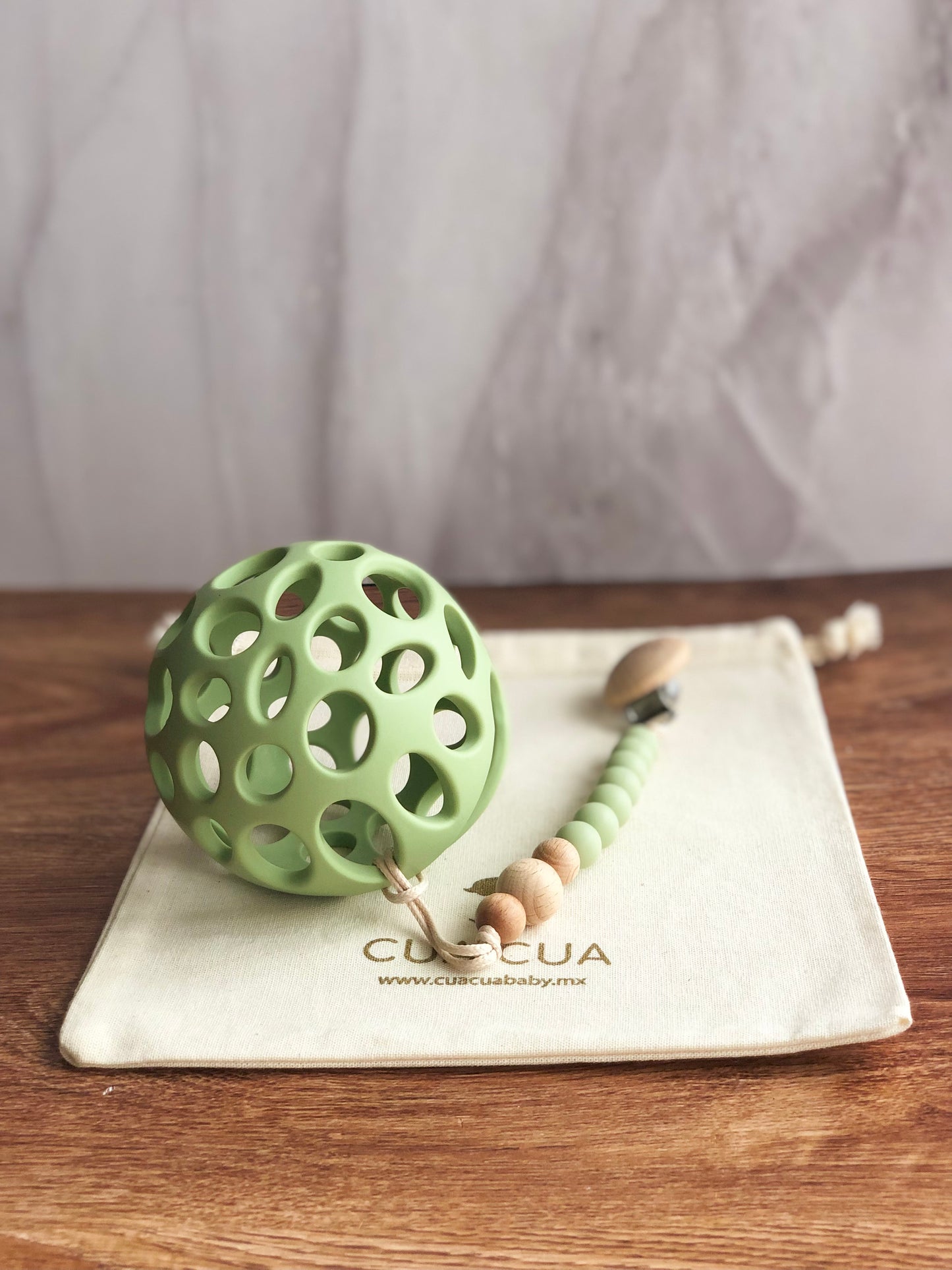 Gift bag mordedera de pelotita+ portachupon ( varios colores)