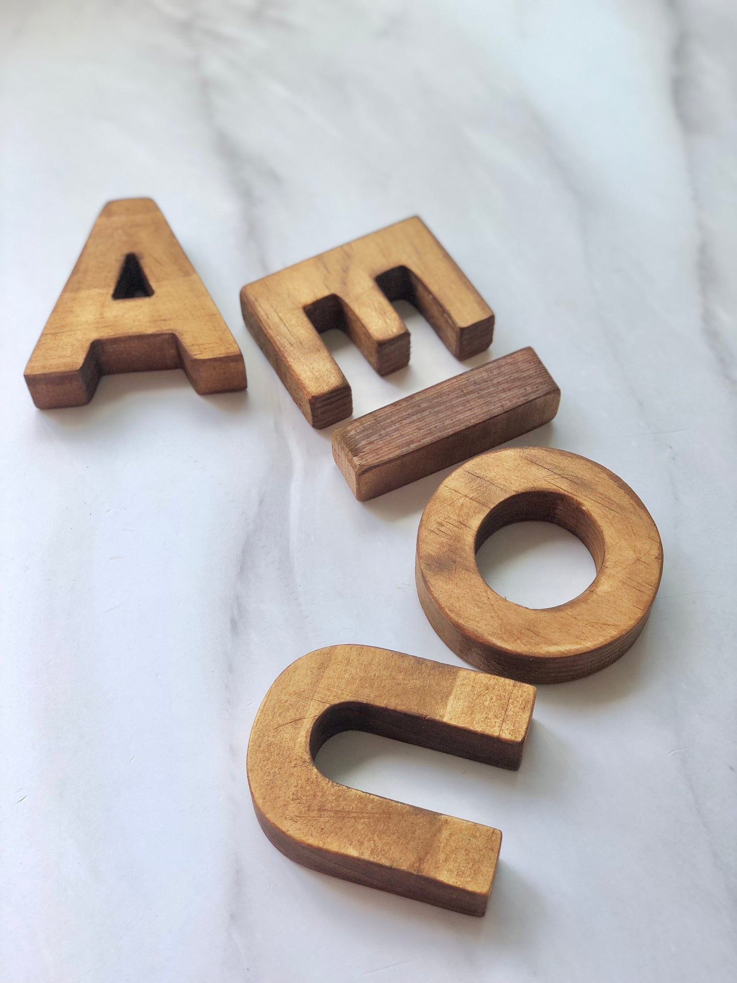Vocales de madera oscura (7cm)