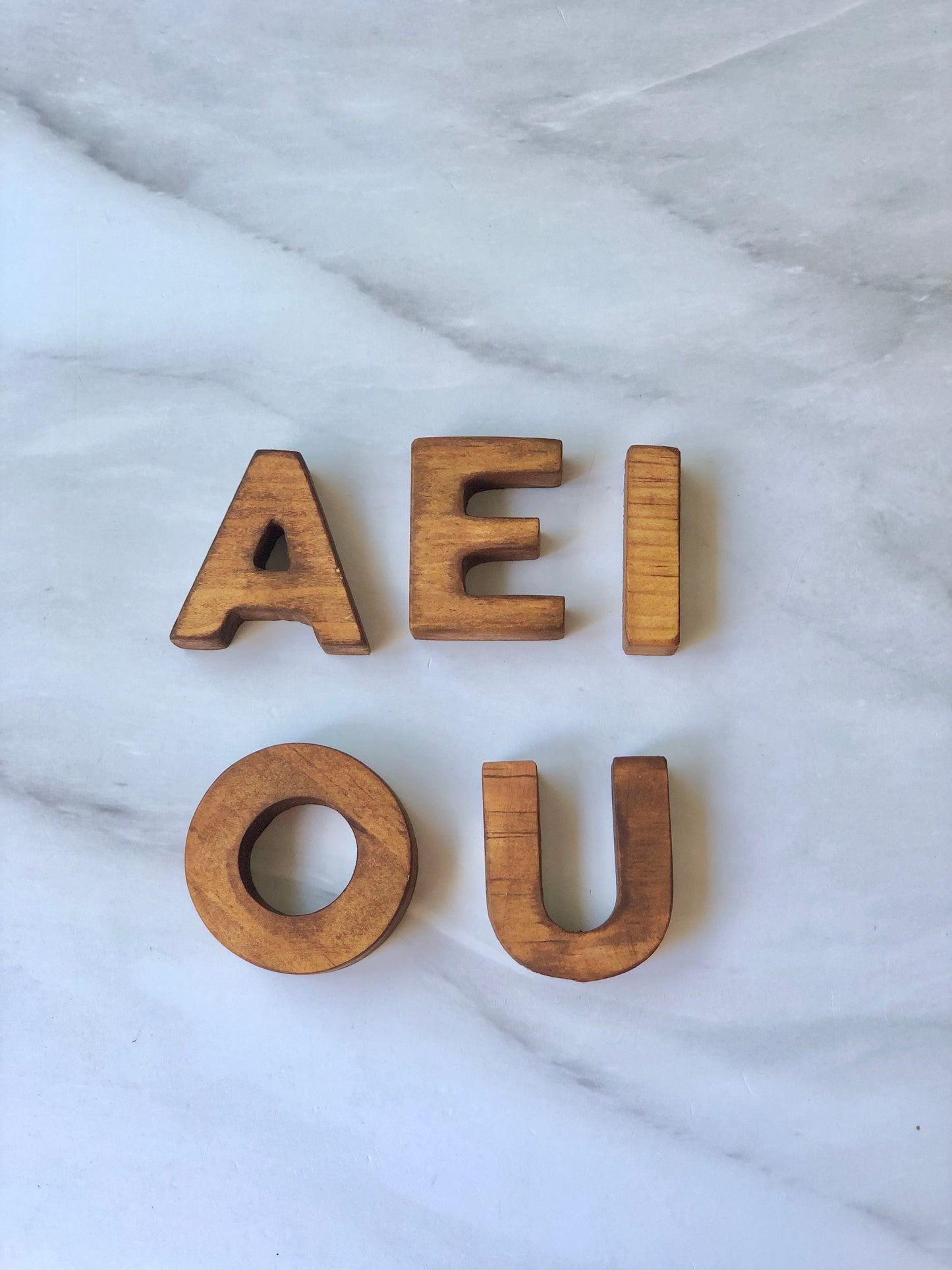 Vocales de madera oscura (5cm)
