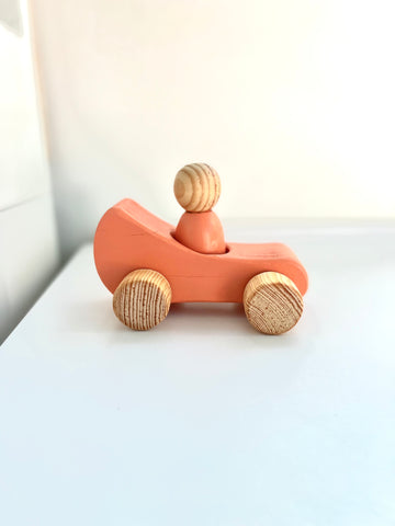 Carrito de madera tipo carreras color naranja