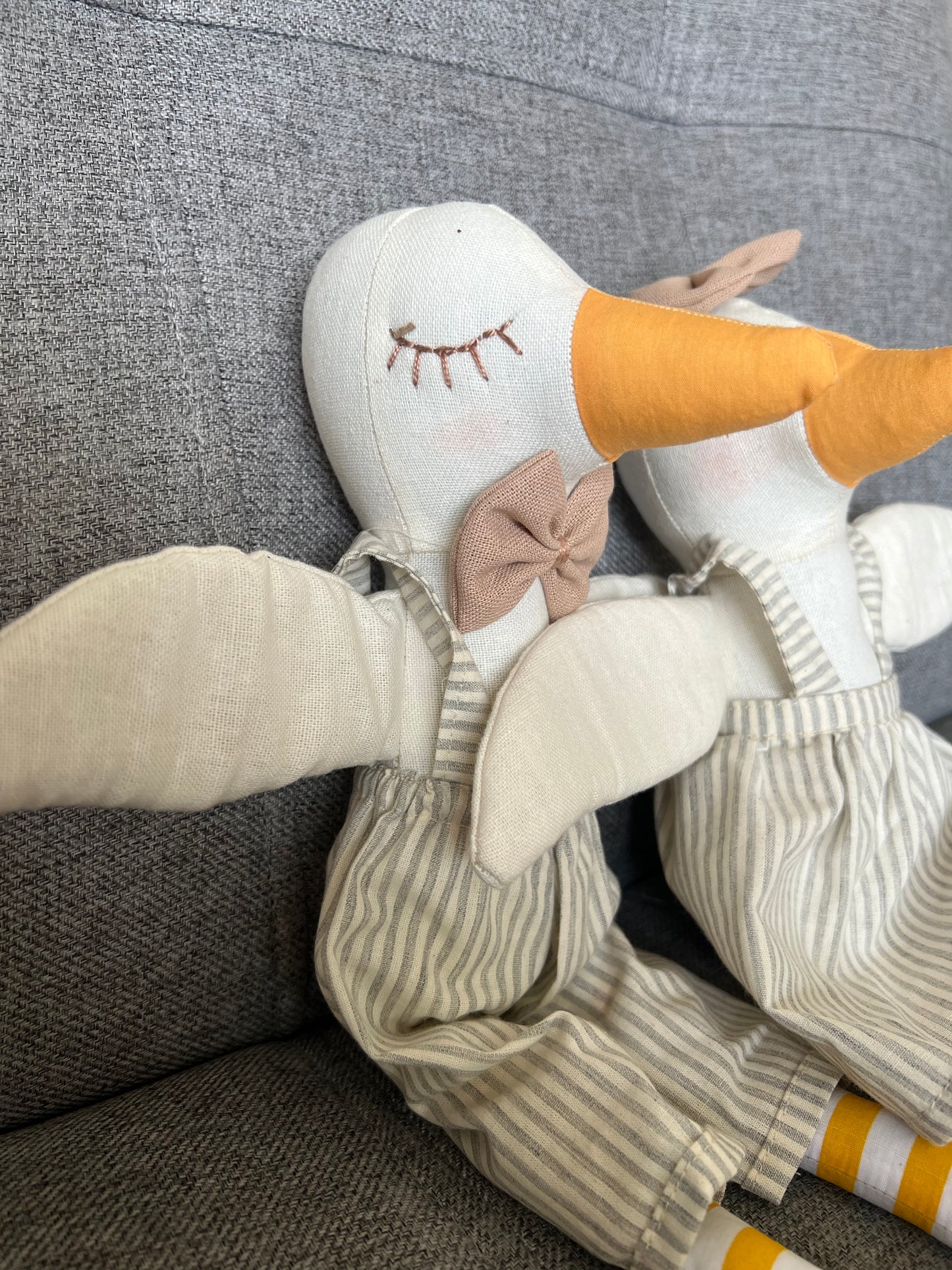 Patito grande de tela con overall de lineas grises y moño café