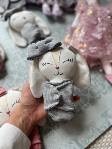 Sonaja en forma de conejo con moño en tonos grises (15 cm)