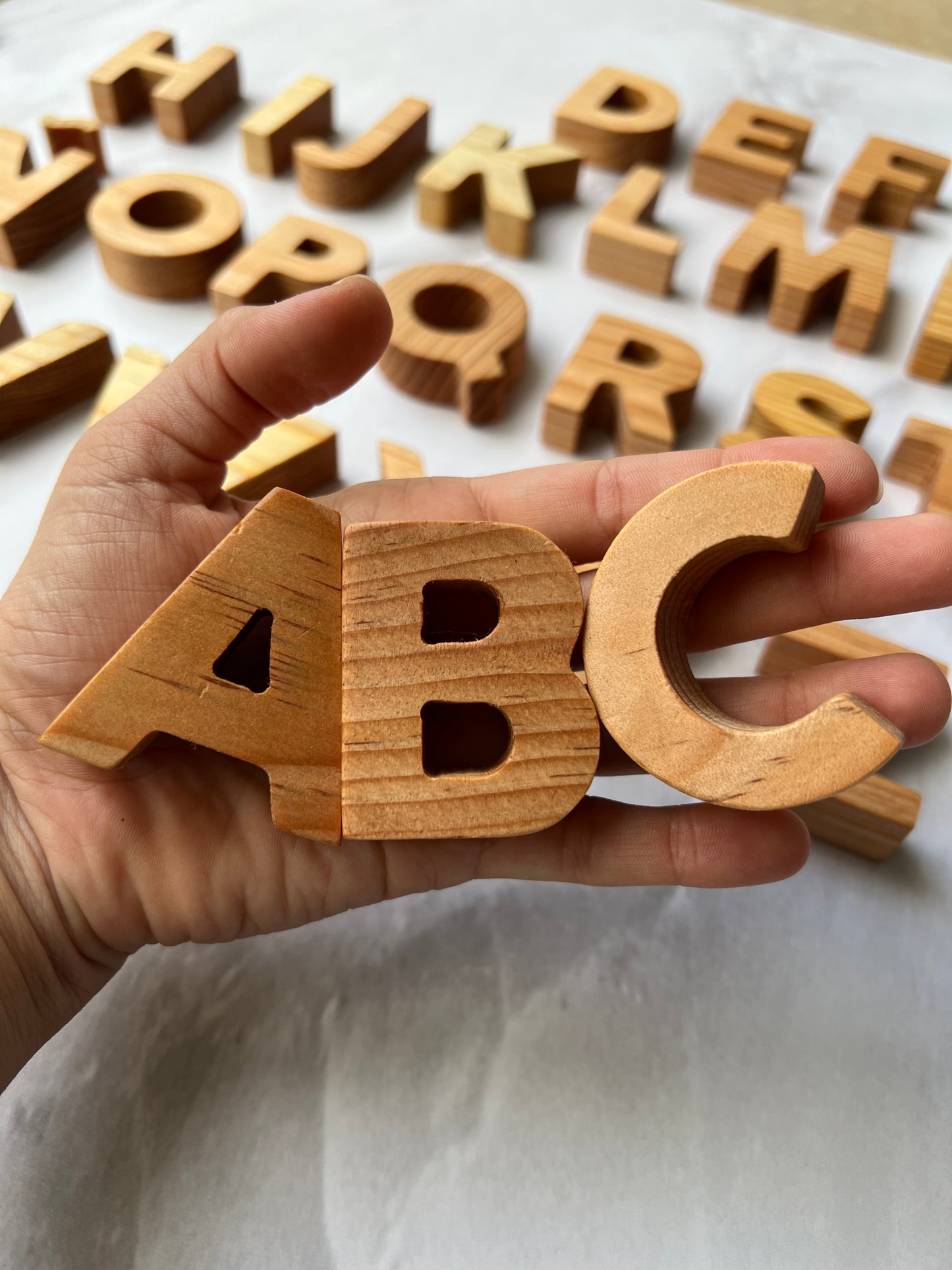 Abecedario de mayúsculas en madera sólida clara (7cm)