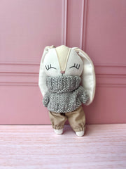 Conejo con suéter gris crochet (20 cm)