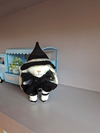 "Outfit de brujita para coneja chica"