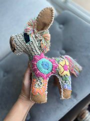 Burritos de lana bordados a mano