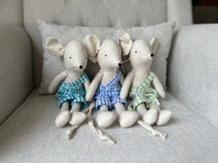 Ratoncito de tela con overall de cuadros verde