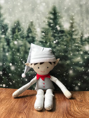 Duende niño elf navideño en tonos neutros pelo cafe obscuro
