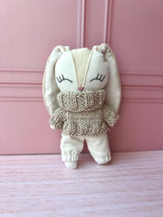 Conejo con sueter crochet en tono beige (20 cm)