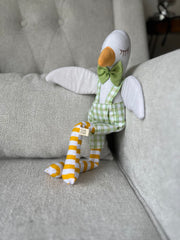 Patito de tela con overall de cuadros verdes