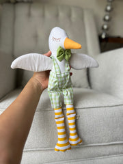 Patito de tela con overall de cuadros verdes