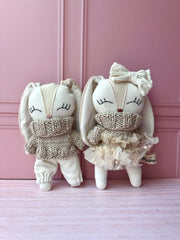 Conejo con sueter crochet en tono beige (20 cm)