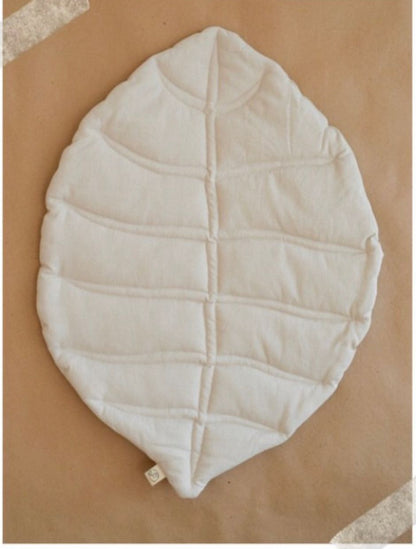 Tapete hecho de lino en forma de hoja
