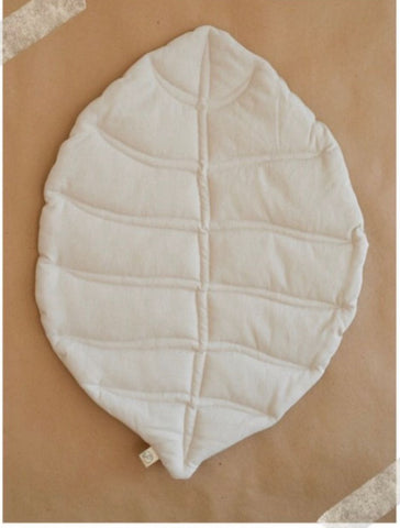 Tapete hecho de lino en forma de hoja
