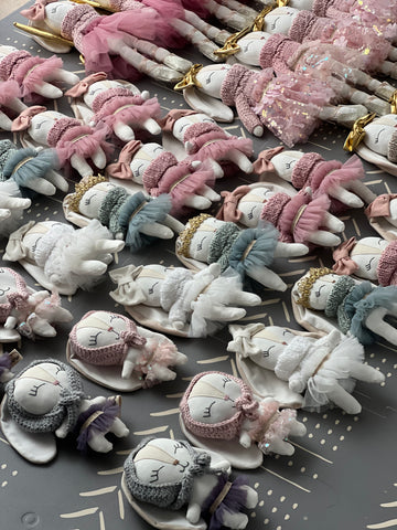 Sonaja conejita con gorro en tonos gris morado (15 cm)