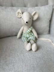 Ratoncito de tela con overall de cuadros verde