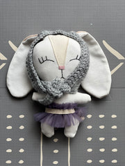 Sonaja conejita con gorro en tonos gris morado (15 cm)