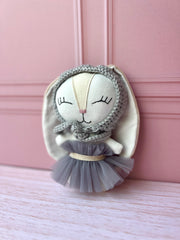 Sonaja conejita con gorro en tonos gris (15 cm)
