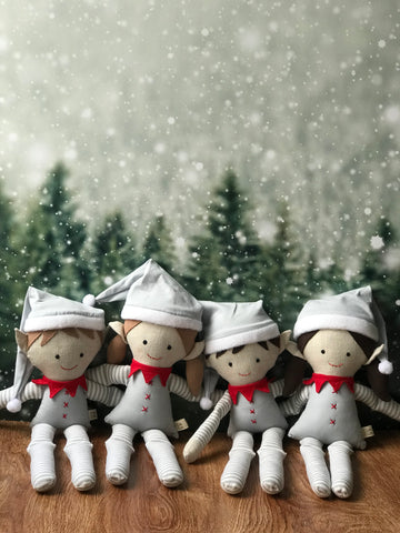 Duende niña elf navideño en tonos neutros pelo café claro