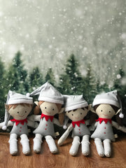 Duende niña elf navideño en tonos neutros pelo café claro