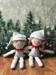 Duende niña elf navideño en tonos neutros pelo café claro