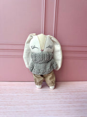 Conejo con suéter gris crochet (20 cm)