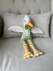Patito de tela con overall de cuadros verdes