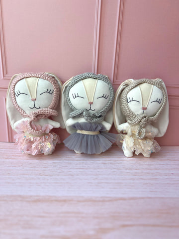 Sonaja conejita con gorro en tonos gris (15 cm)