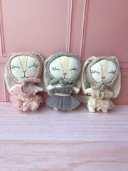 Sonaja conejita con gorro en tonos gris (15 cm)