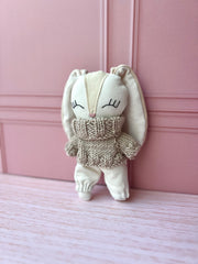Conejo con sueter crochet en tono beige (20 cm)