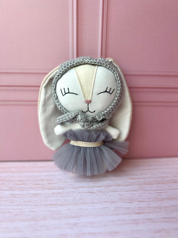 Sonaja conejita con gorro en tonos gris (15 cm)