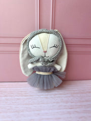 Sonaja conejita con gorro en tonos gris (15 cm)