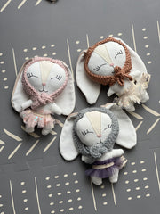 Sonaja conejita con gorro en tonos gris morado (15 cm)