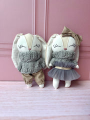 Conejo con suéter gris crochet (20 cm)