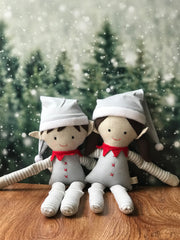 Duende niño elf navideño en tonos neutros pelo cafe obscuro