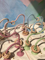 Juguete de silicón con aros de madera y succión (Varios colores)