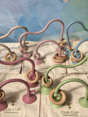 Juguete de silicón con aros de madera y succión (Varios colores)
