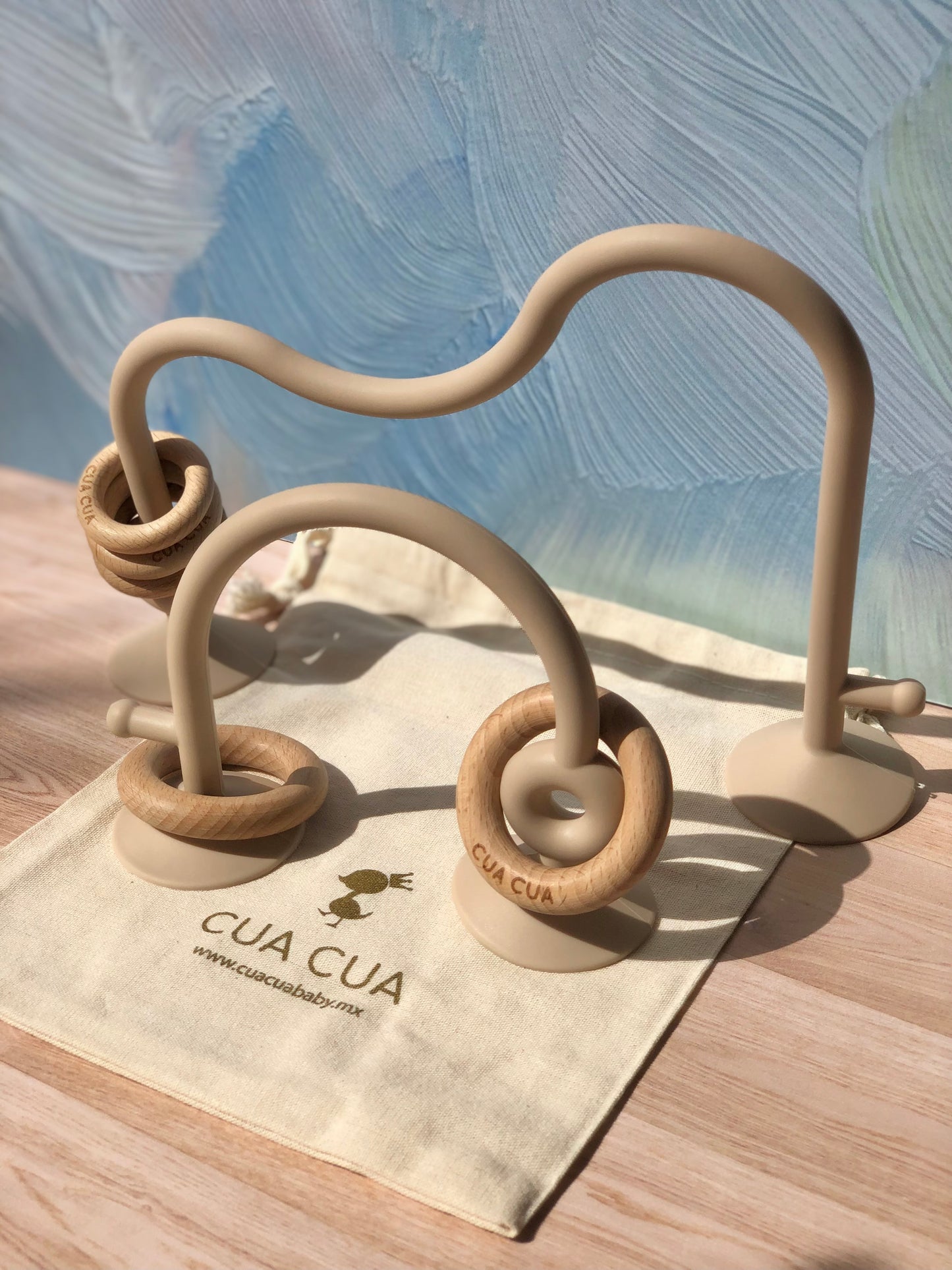 Juguete de silicón con aros de madera y succión (Varios colores)