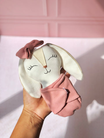 Sonaja en forma de conejo con moño en tono coral (15 cm)