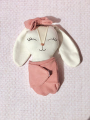 Sonaja en forma de conejo con moño en tono coral (15 cm)