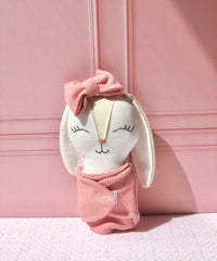 Sonaja en forma de conejo con moño en tono coral (15 cm)