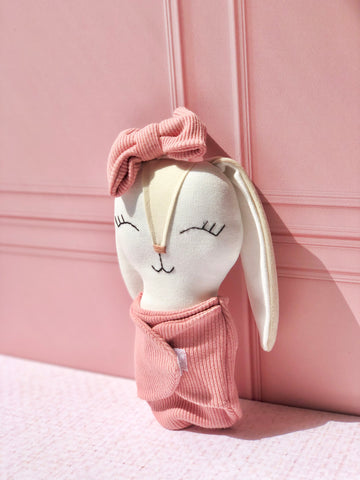 Sonaja en forma de conejo con moño en tono coral (15 cm)