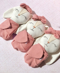 Sonaja en forma de conejo con moño en tono coral (15 cm)