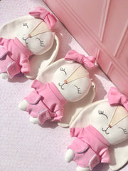 Sonaja en forma de conejo con moño en tono rosa (15 cm)